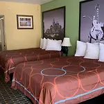 Super 8 By Wyndham Nashville Near Downtown / I-40