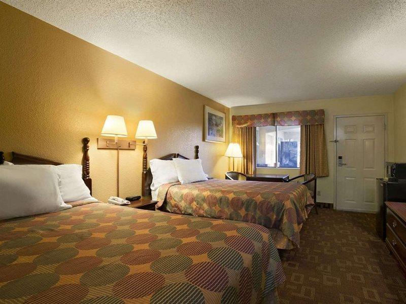 Hotel Super 8 By Wyndham Near Downtown / I-40 2*