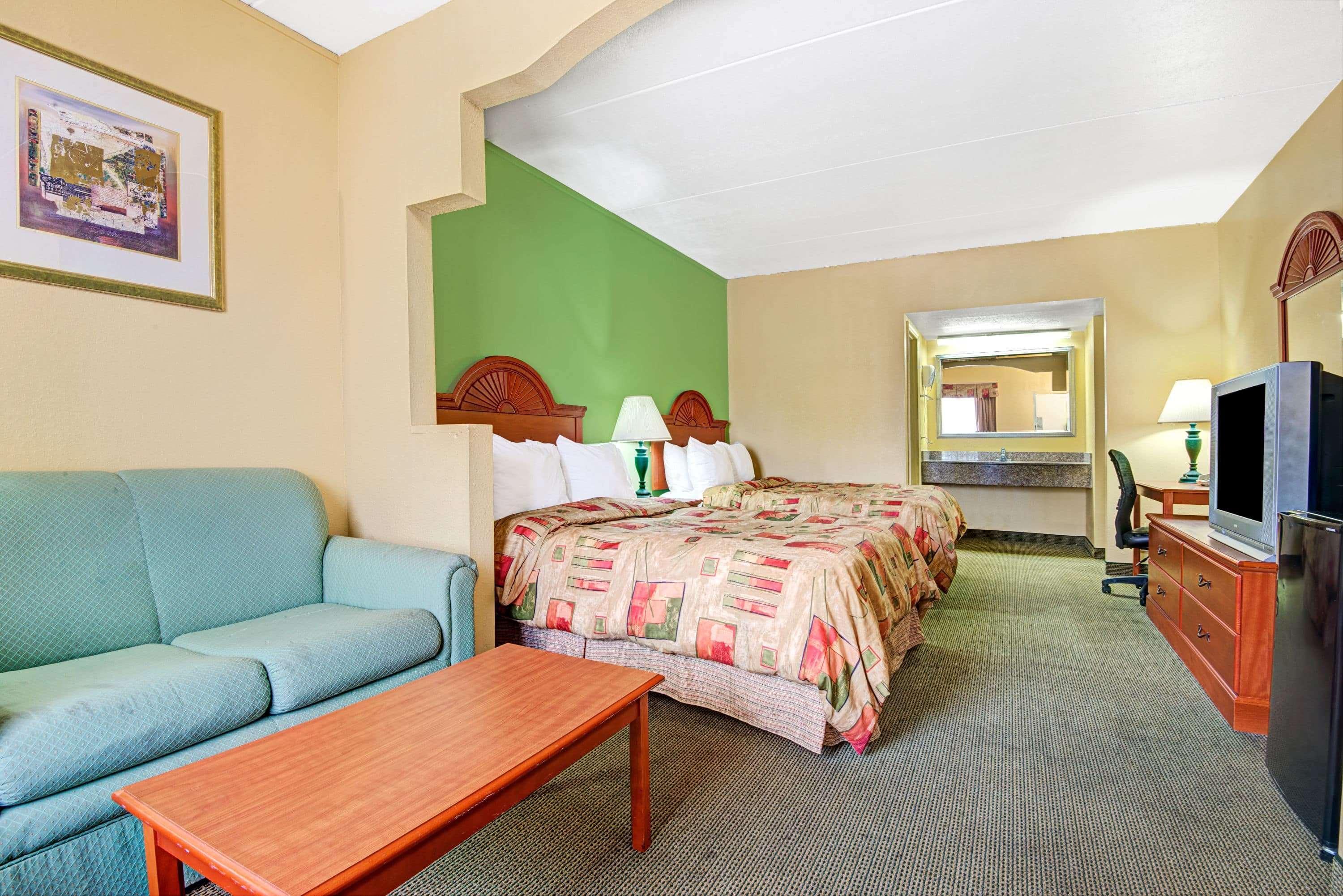 Super 8 By Wyndham Near Downtown / I-40 Hotel