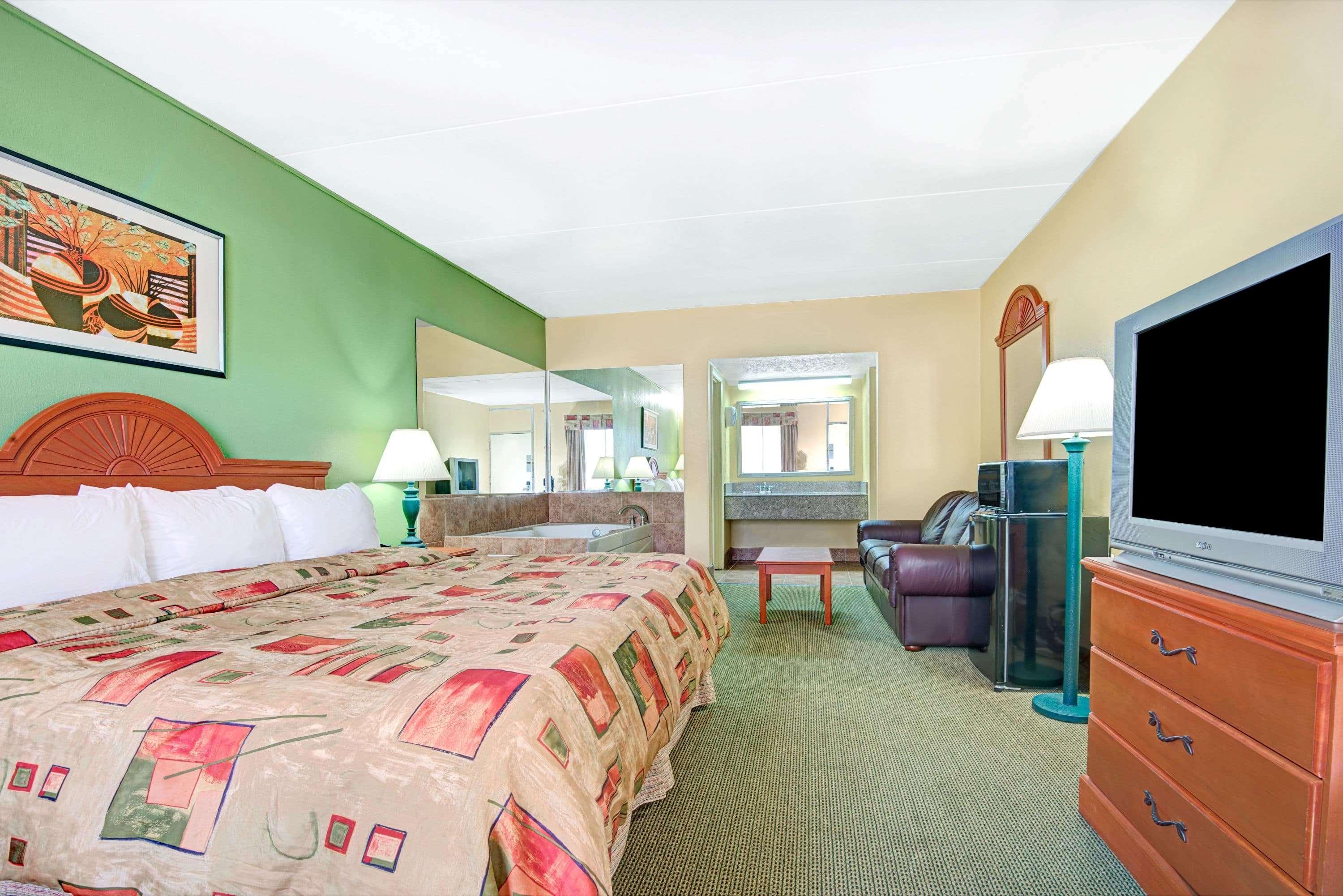 Hotel Super 8 By Wyndham Near Downtown / I-40