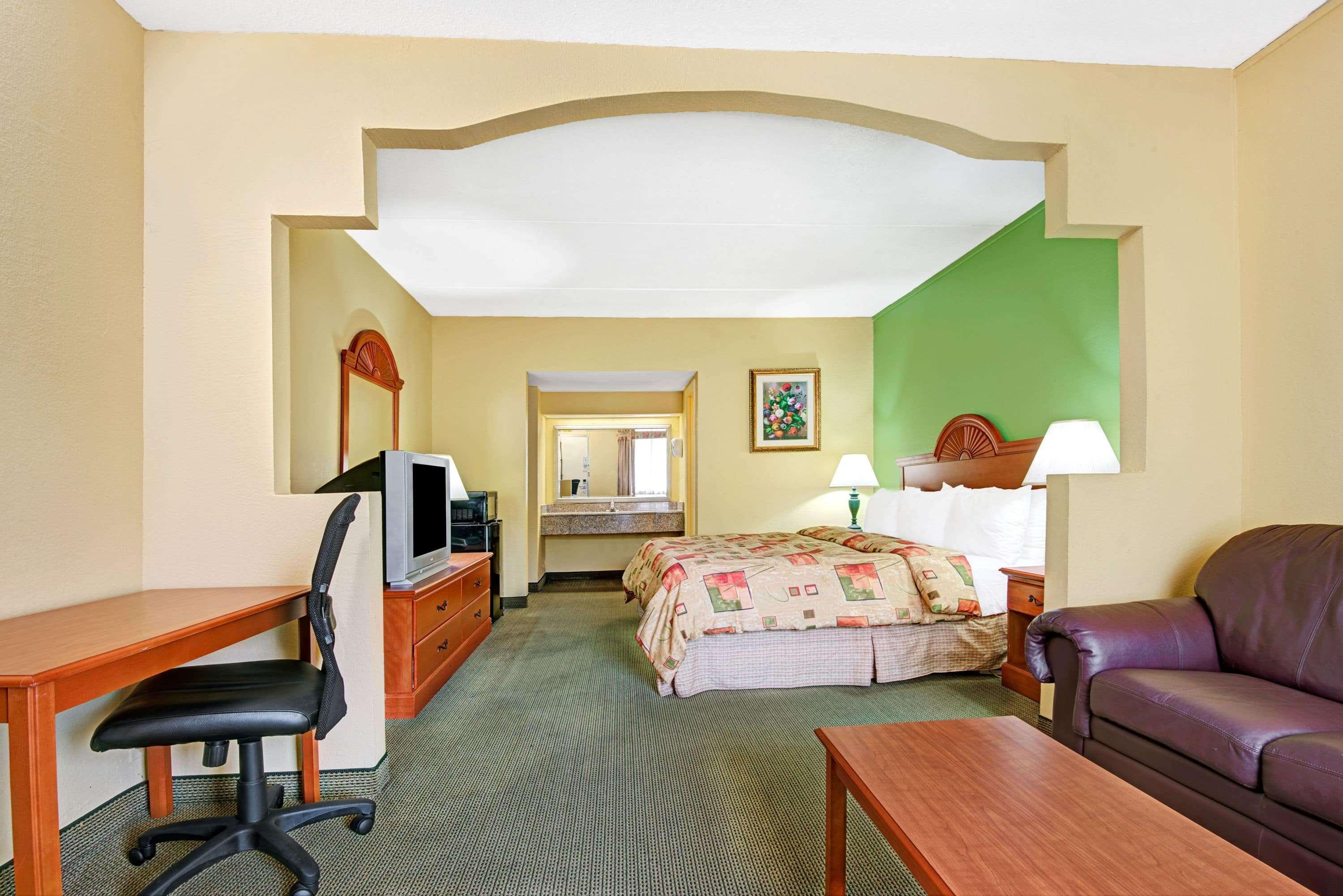 Super 8 By Wyndham Near Downtown / I-40 Hotel 2*