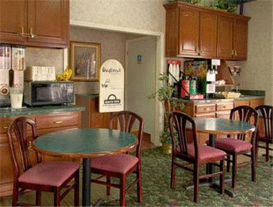 Super 8 By Wyndham Near Downtown / I-40 Nashville