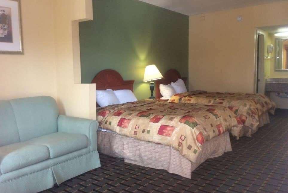 Super 8 By Wyndham Near Downtown / I-40 Hotel 2*